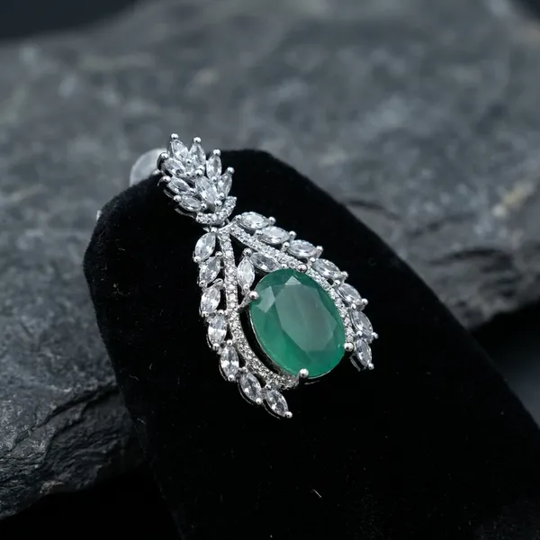 Silver_Elegant_Necklace_Set_With_Green_Stone_Embellishment