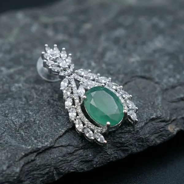 Silver_Elegant_Necklace_Set_With_Green_Stone_Embellishment