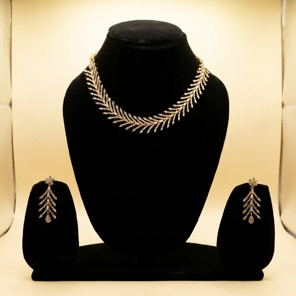 Necklace_Display_Bust_With_Gold_Leaf_Design