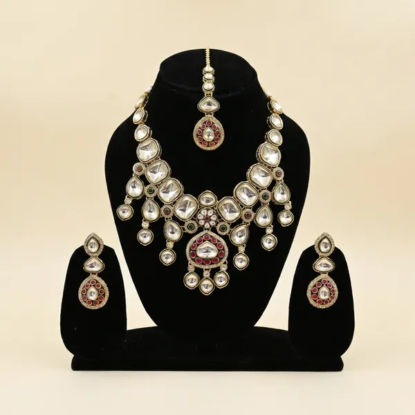 Sparkling_Kundan_Necklace_Set_With_Matching_Earrings