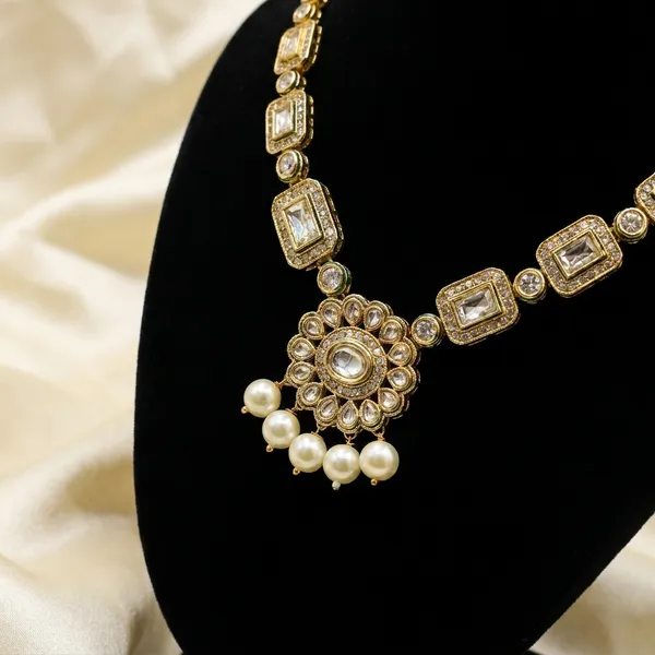 Traditional_Kundan_Necklace_With_Pearl_Drop_Pendant