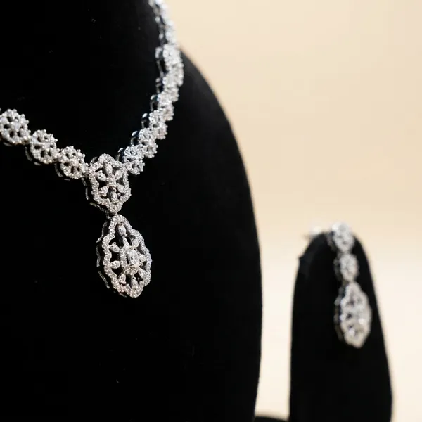 Silver_Toned_Crystal_Flower_Necklace_Set