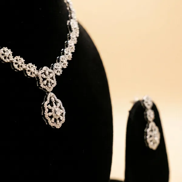 Silver_Toned_Crystal_Flower_Necklace_Set
