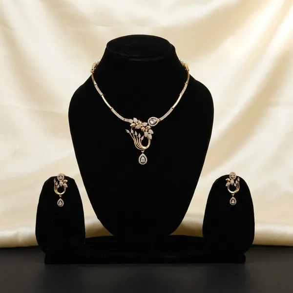 Jewelry_Set_With_Golden_Pendant_Necklace