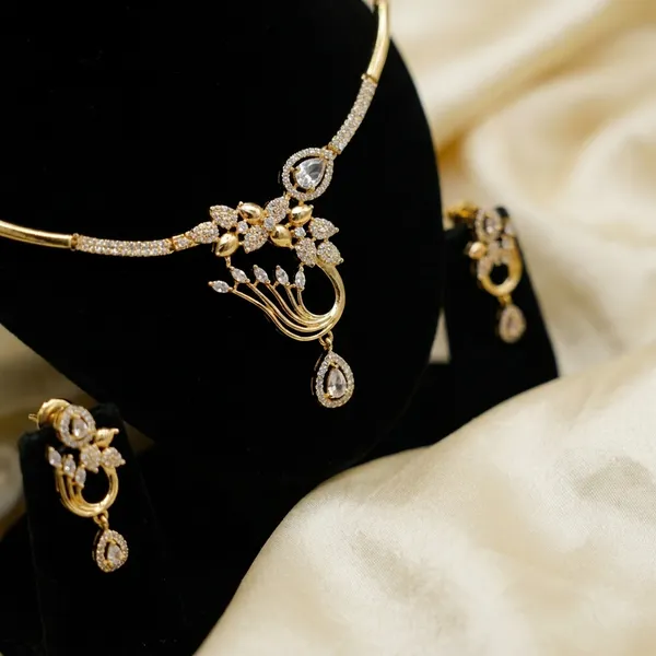 Jewelry_Set_With_Golden_Pendant_Necklace