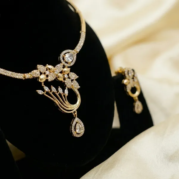 Jewelry_Set_With_Golden_Pendant_Necklace