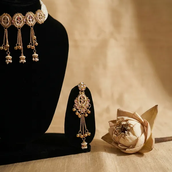 Traditional_Gold_Toned_Kundan_Choker_Necklace_Set_With_Earrings