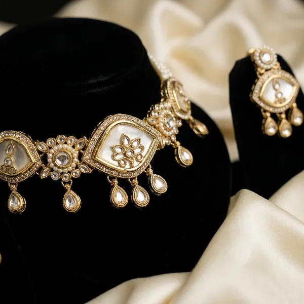 Gold_Toned_Traditional_Kundan_Jewellery_Set_Necklace,_Earrings_&_Maang_Tikka