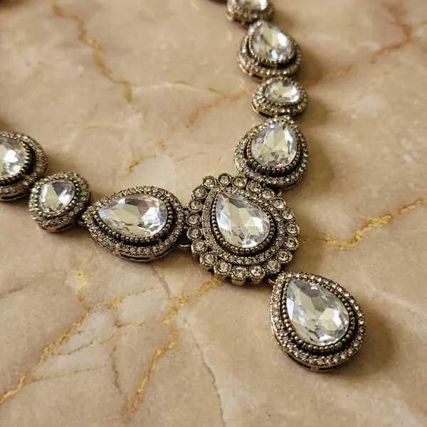Elegant_Teardrop_Stone_Necklace_With_Silver_Tone_Accents
