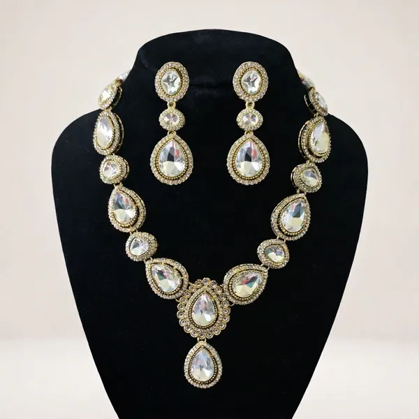 Elegant_Teardrop_Stone_Necklace_With_Silver_Tone_Accents