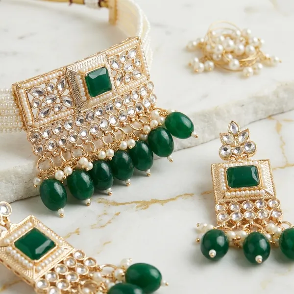 Golden_Elegant_Necklace_Set_With_Green_Stone_For_Women