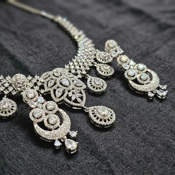 American_Diamond_Necklace_Set_With_Matching_Earrings_And_Maang_Tikka