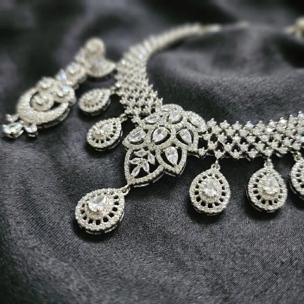 American_Diamond_Necklace_Set_With_Matching_Earrings_And_Maang_Tikka