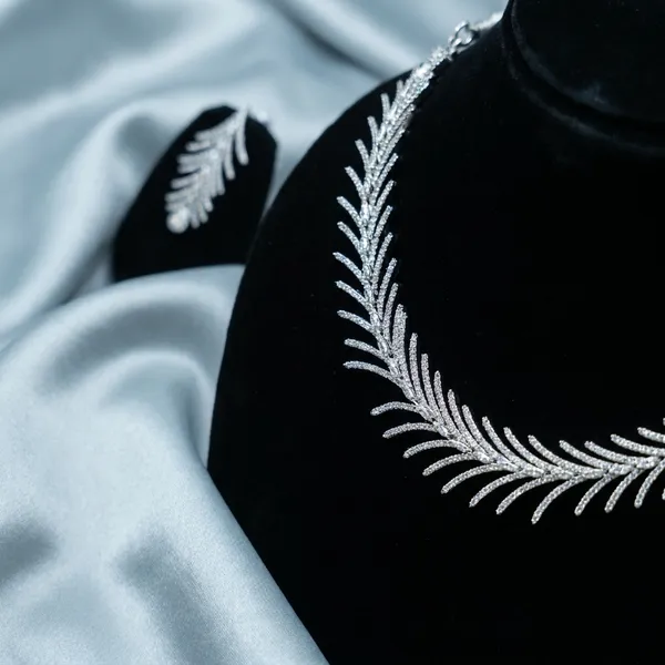 Silver_Elegant_Velvet_Necklace_Set_With_Feather_Design
