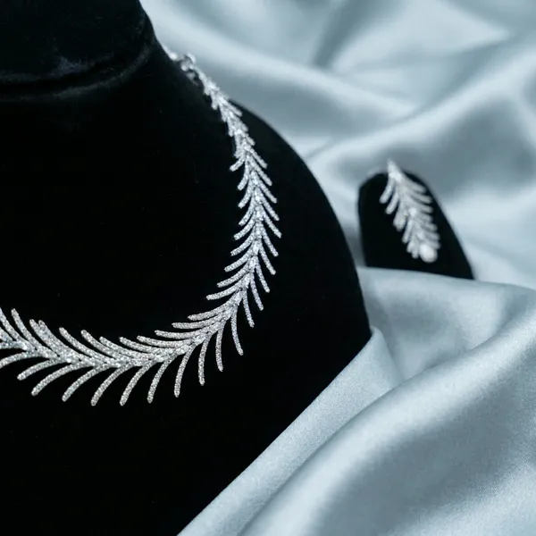 Silver_Elegant_Velvet_Necklace_Set_With_Feather_Design