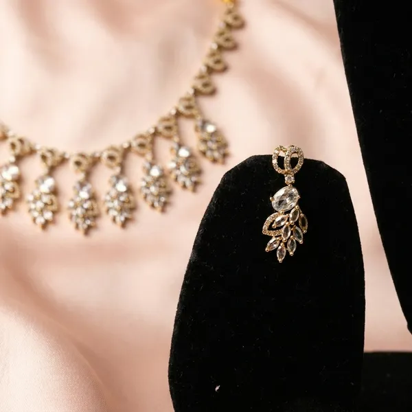 Elegant_Silver_Toned_Anklet_With_Floral_Motif_And_Matching_Toe_Ring