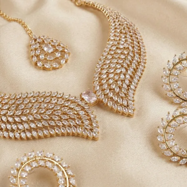 Golden_Necklace_Set_With_White_Stone_For_Women
