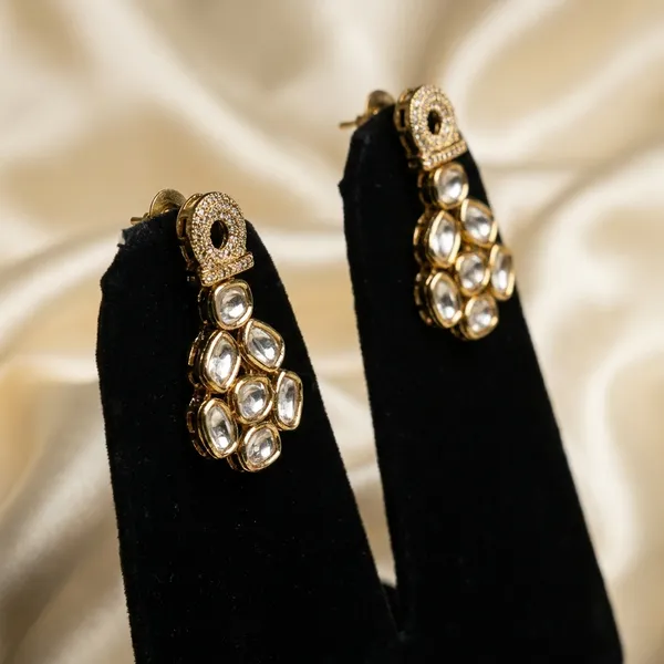 Traditional_Golden_Kundan_Necklace_Set_With_Earrings_For_Women