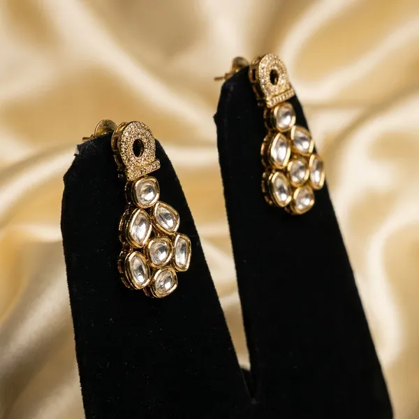 Traditional_Golden_Kundan_Necklace_Set_With_Earrings_For_Women