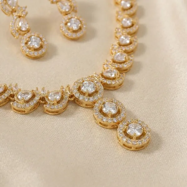 Gold_Toned_Crystal_Studded_Necklace_And_Earring_Set