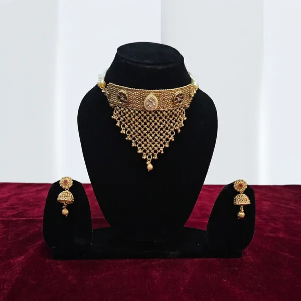 Traditional_Velvet_Choker_Necklace_With_Golden_Triangular_Mesh_Pendant