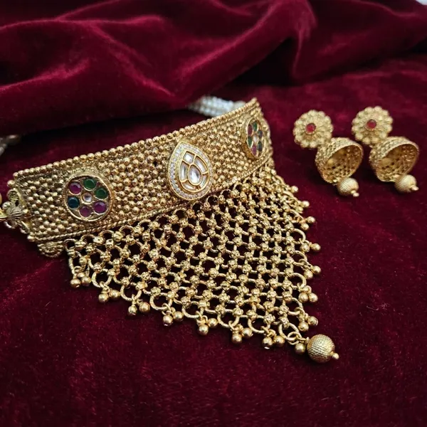 Traditional_Velvet_Choker_Necklace_With_Golden_Triangular_Mesh_Pendant