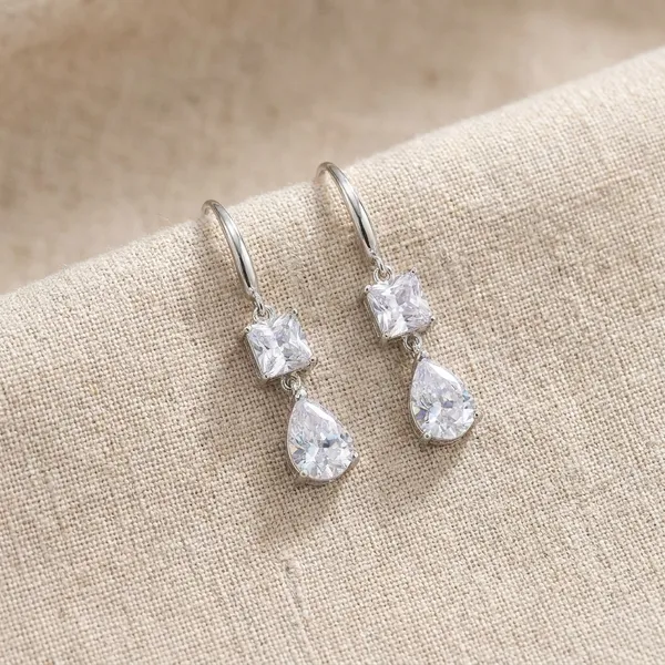 Silver_Tone_Elegant_Crystal_Drop_Earrings