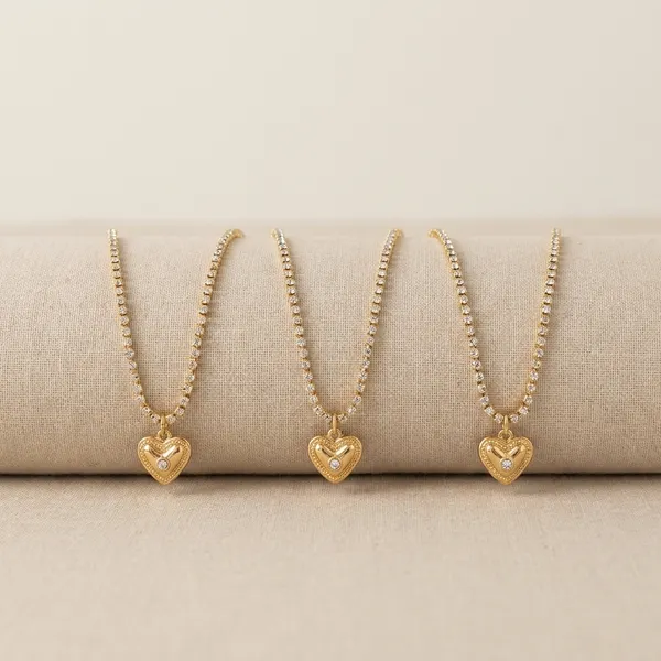 Golden_Heart_Pendant_Necklace_With_Delicate_Chain