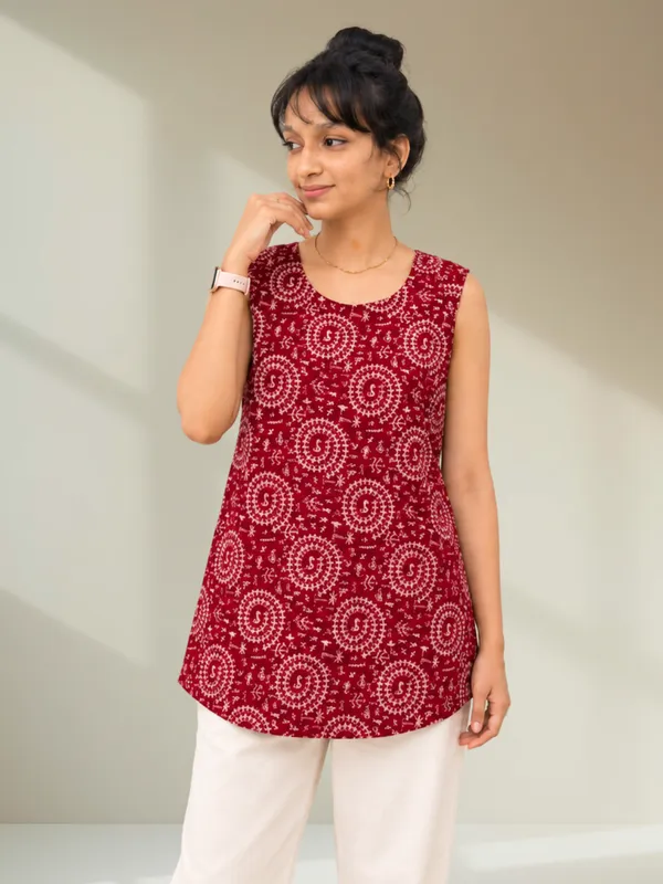 Maroon_Warli_Tribal_Print_Sleeveless_Cotton_Top_for_Women
