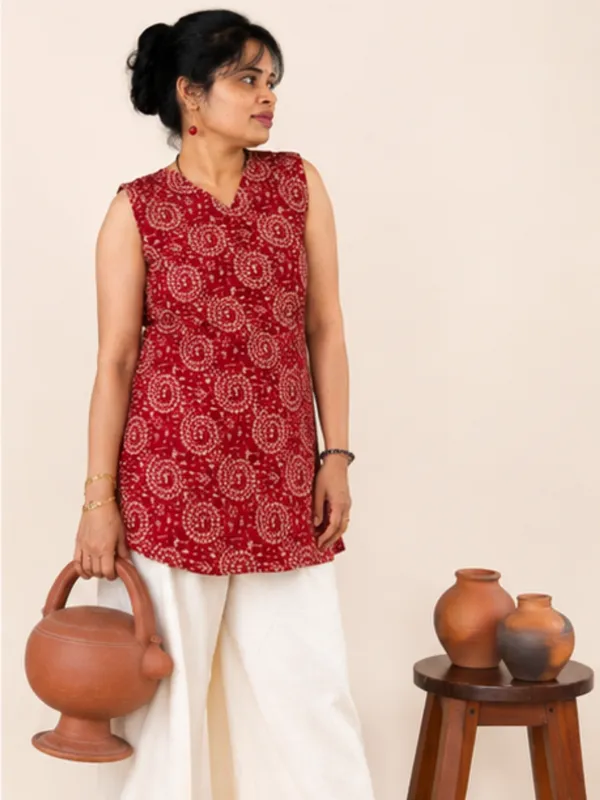 Maroon_Warli_Tribal_Print_Sleeveless_Top_for_Women