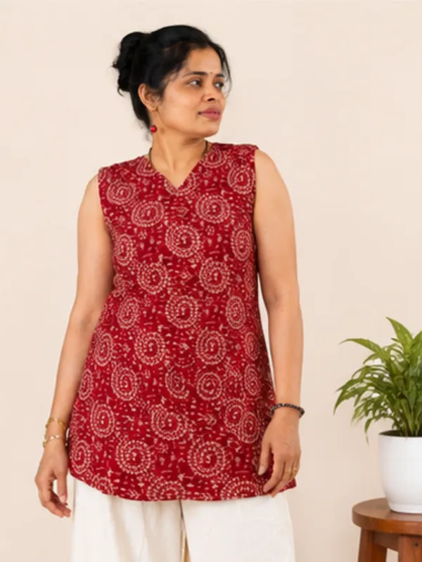 Maroon_Warli_Tribal_Print_Sleeveless_Top_for_Women