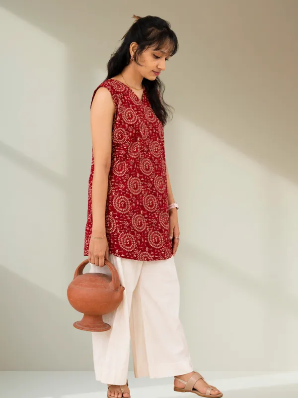 Maroon_Warli_Tribal_Print_Sleeveless_Top_for_Women