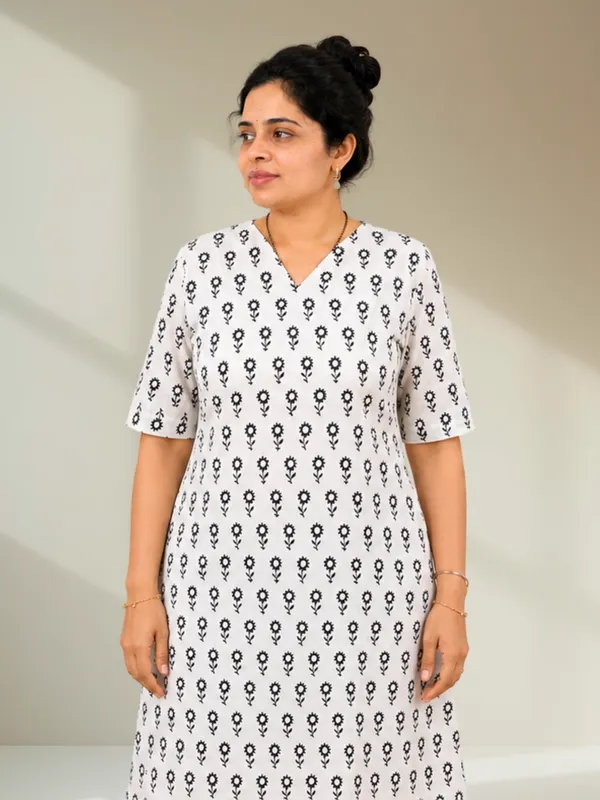 White_Floral_Print_V-Neck_Dress_with_Contrast_Trim