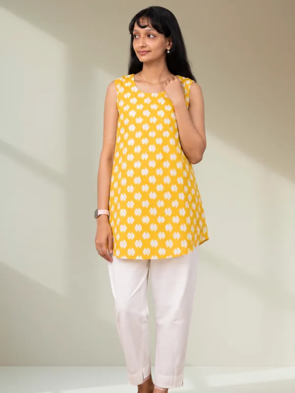 Yellow_Abstract_Petal_Motifs_Sleeveless_Cotton_Top_for_Women