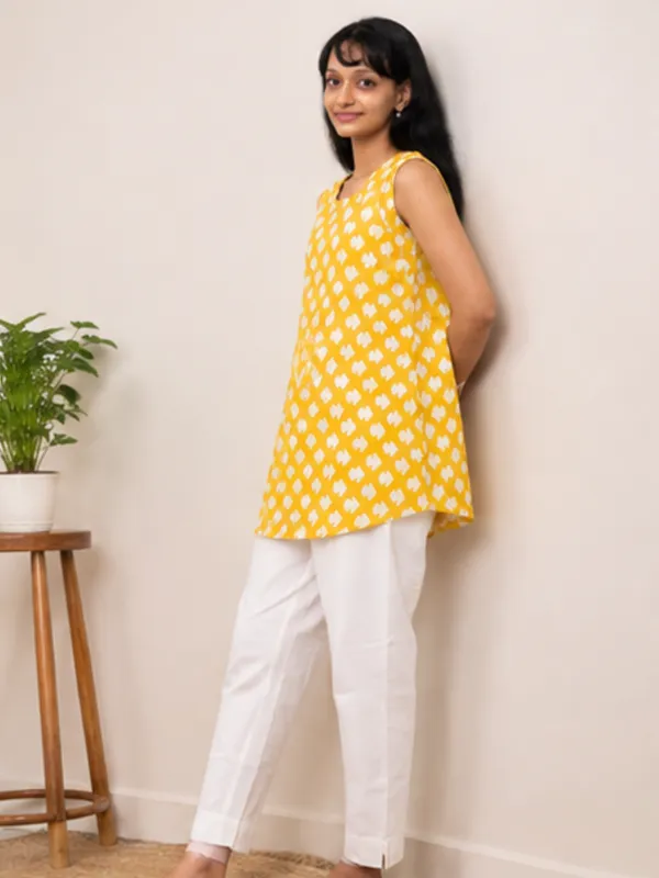 Yellow_Abstract_Petal_Motifs_Sleeveless_Cotton_Top_for_Women