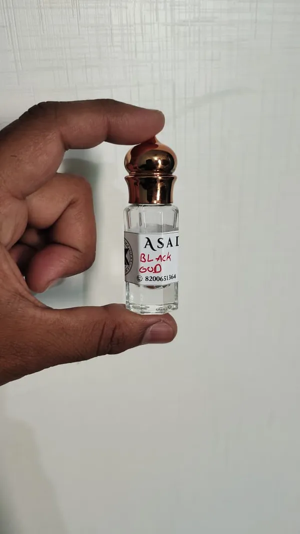 Black_Oud_Attar_Premium_Fragrance_In_Glass_Bottle_With_Rose_Gold_Cap