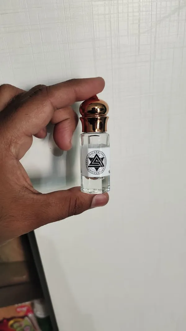 Black_Oud_Attar_Premium_Fragrance_In_Glass_Bottle_With_Rose_Gold_Cap