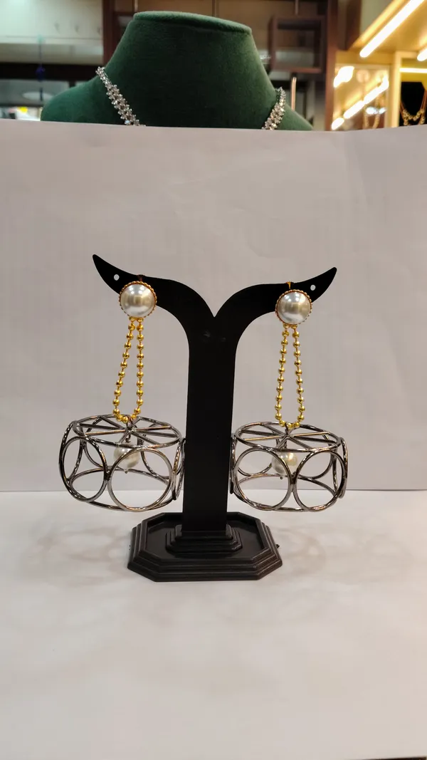 Elegant_Pearl_Drop_Earrings_With_Geometric_Wire_Cage_Design