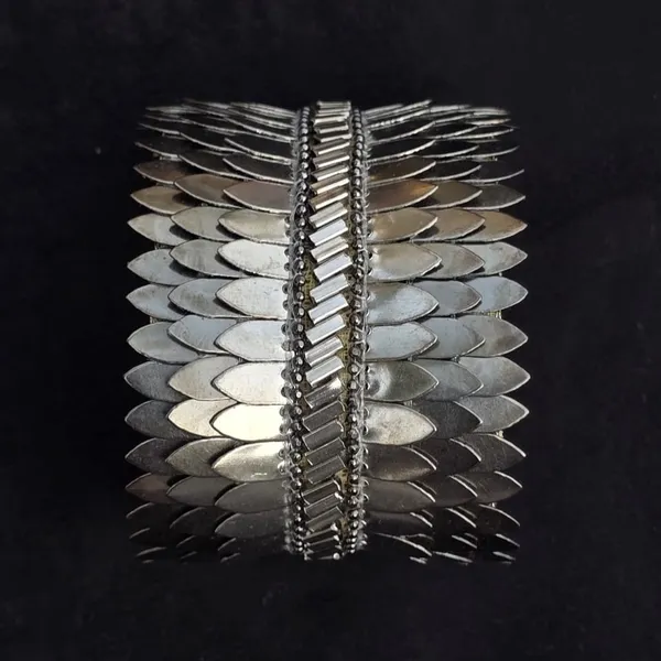 Metallic_Scale_Feather_Design_Bracelet_-_Silver