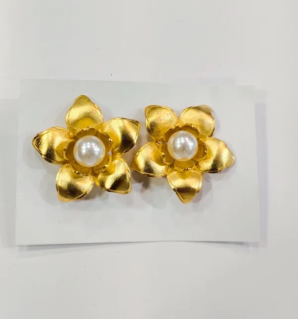 Golden_Flower_Stud_Earrings_With_Pearl_Center
