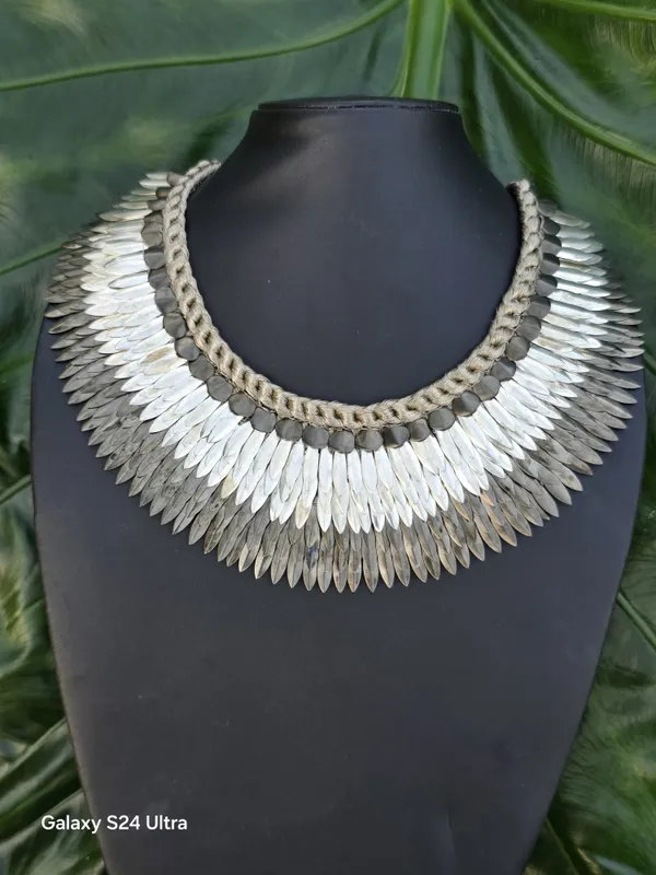 Traditional_Silver-Toned_Statement_Necklace_With_Leaf_Design