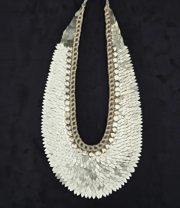 Elegant_Silver-Tone_Statement_Necklace_With_Layered_Scale_Design