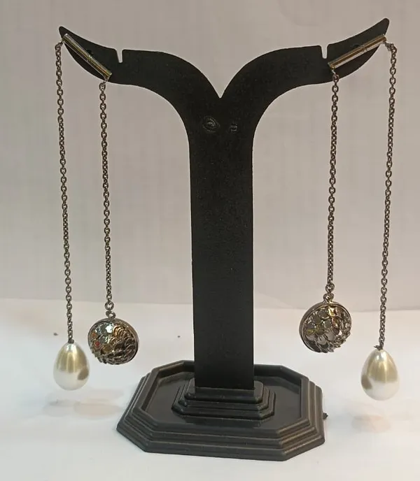 Elegant_Pearl_Drop_Earrings_With_Decorative_Spheres