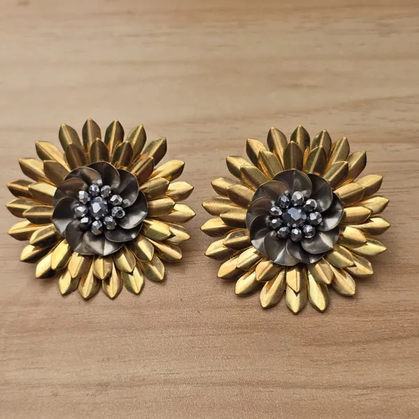 Golden_Sunflower_Stud_Earrings_With_Dark_Center