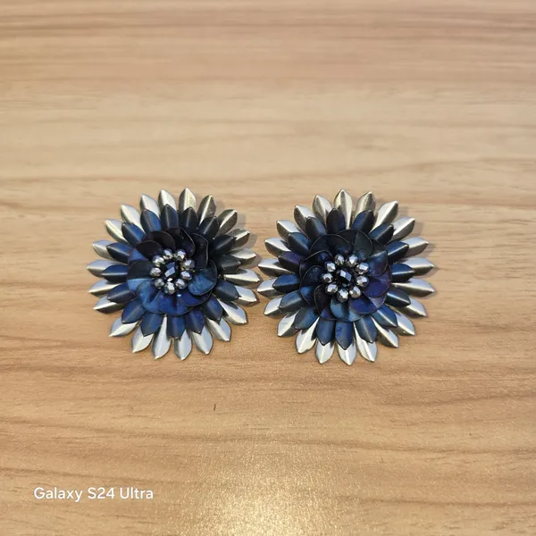 Elegant_Blue_Metallic_Flower_Stud_Earrings