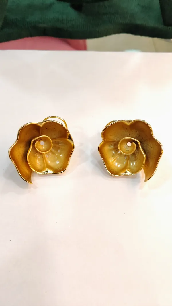 Golden_Flower_Stud_Earrings_With_Spiral_Design
