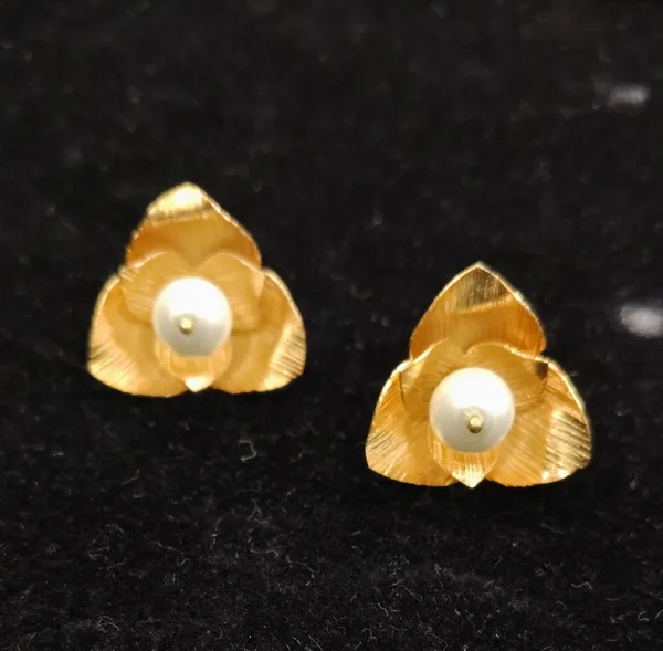 Golden_Triangle_Pearl_Stud_Earrings