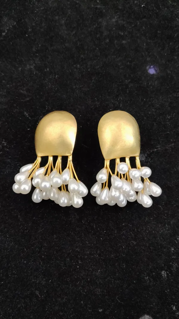 Elegant_Gold-Tone_Jellyfish_Earrings_With_Pearl_Drops