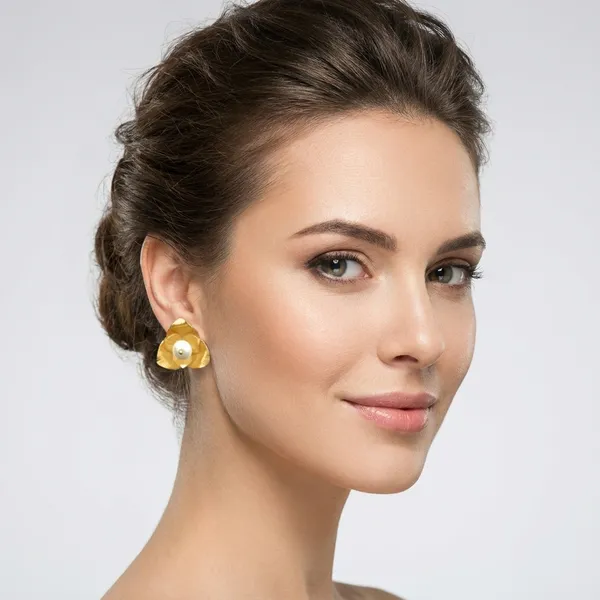 Golden_Triangle_Pearl_Stud_Earrings