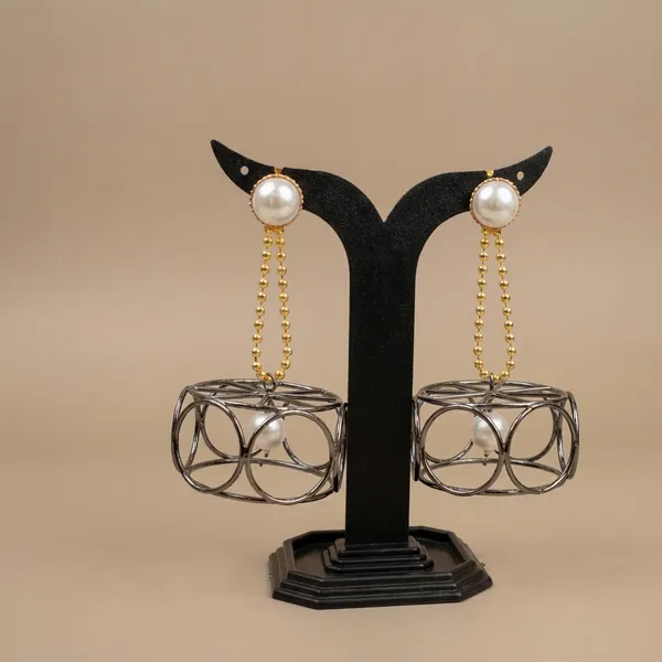 Elegant_Pearl_Drop_Earrings_With_Geometric_Wire_Cage_Design